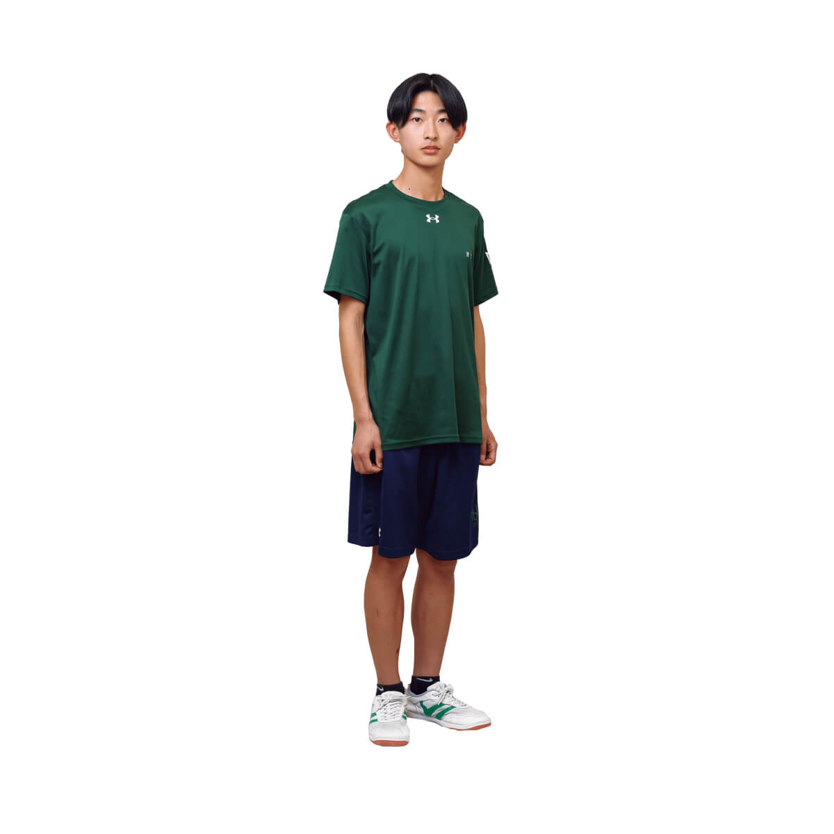 男性生徒運動着夏服