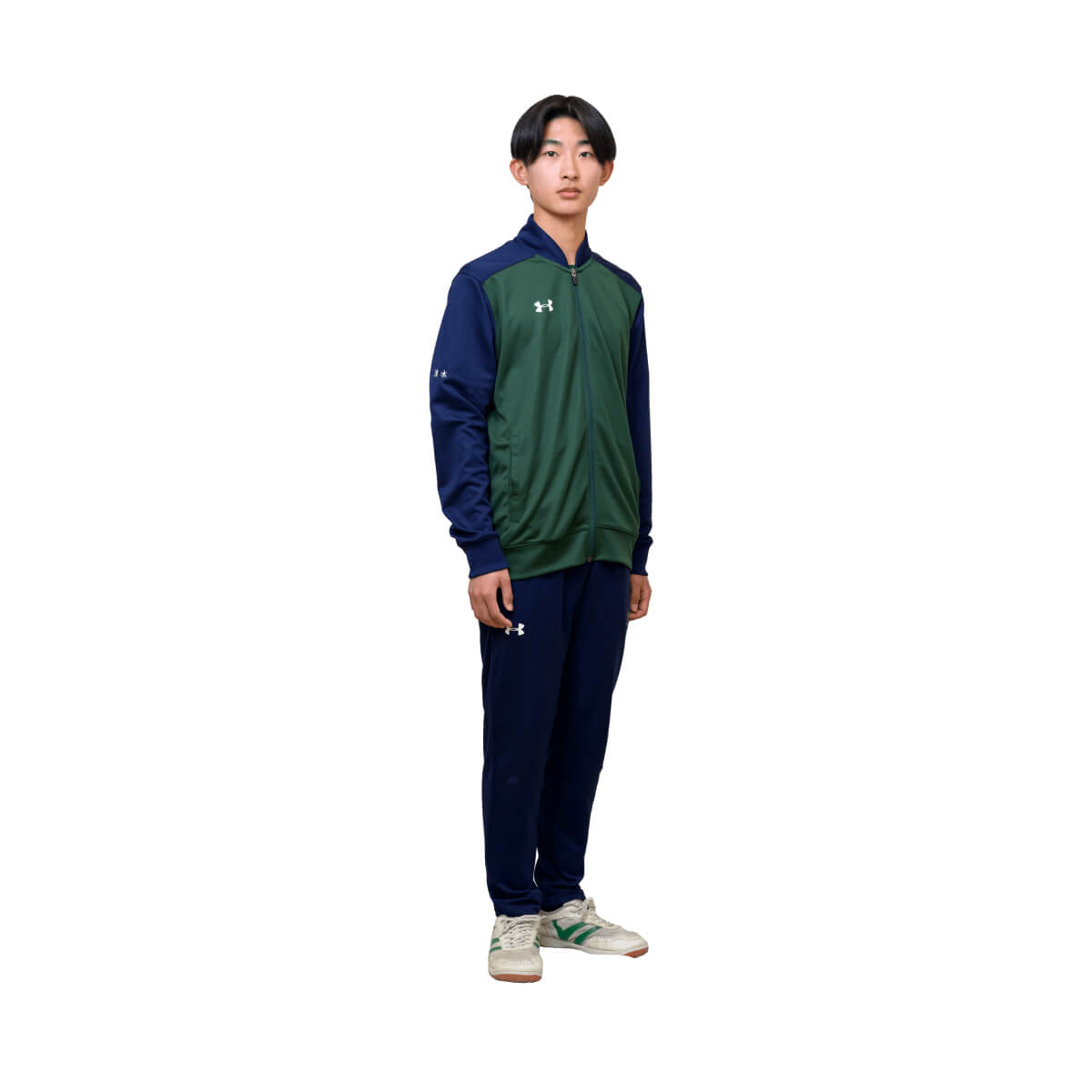 男性生徒運動着冬服