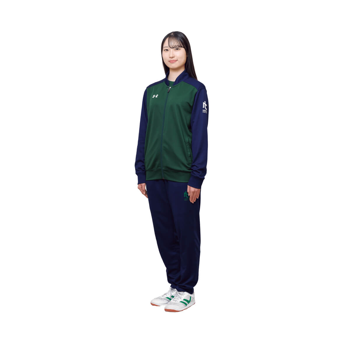 女性生徒運動着冬服